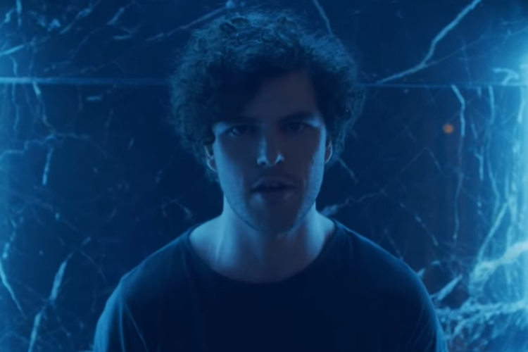 Vance Joy dalam video klip Fire and the Flood