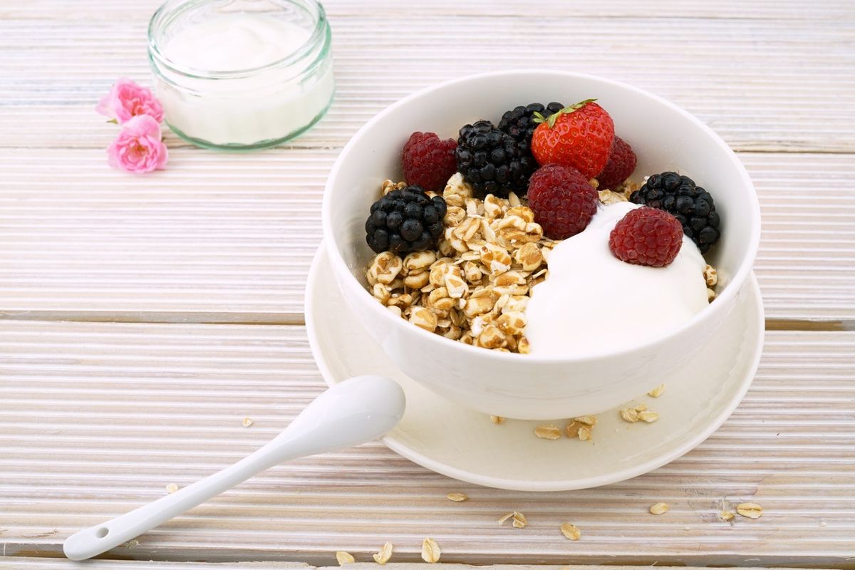 Ada berbagai cara membuat oatmeal untuk sarapan yang bisa kita praktikkan.