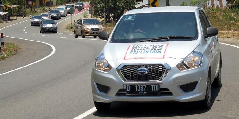 Rombongan Datsun Go  Panca digeber di jalanan Sulawesi.