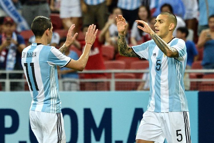 Pemain Argentina, Leandro Paredes (kanan), melakukan selebrasi bersama Angel Di Maria, setelah mencetak gol ke gawang Singapura dalam pertandingan uji coba di National Stadium di Singapora, Selasa (13/6/2017).