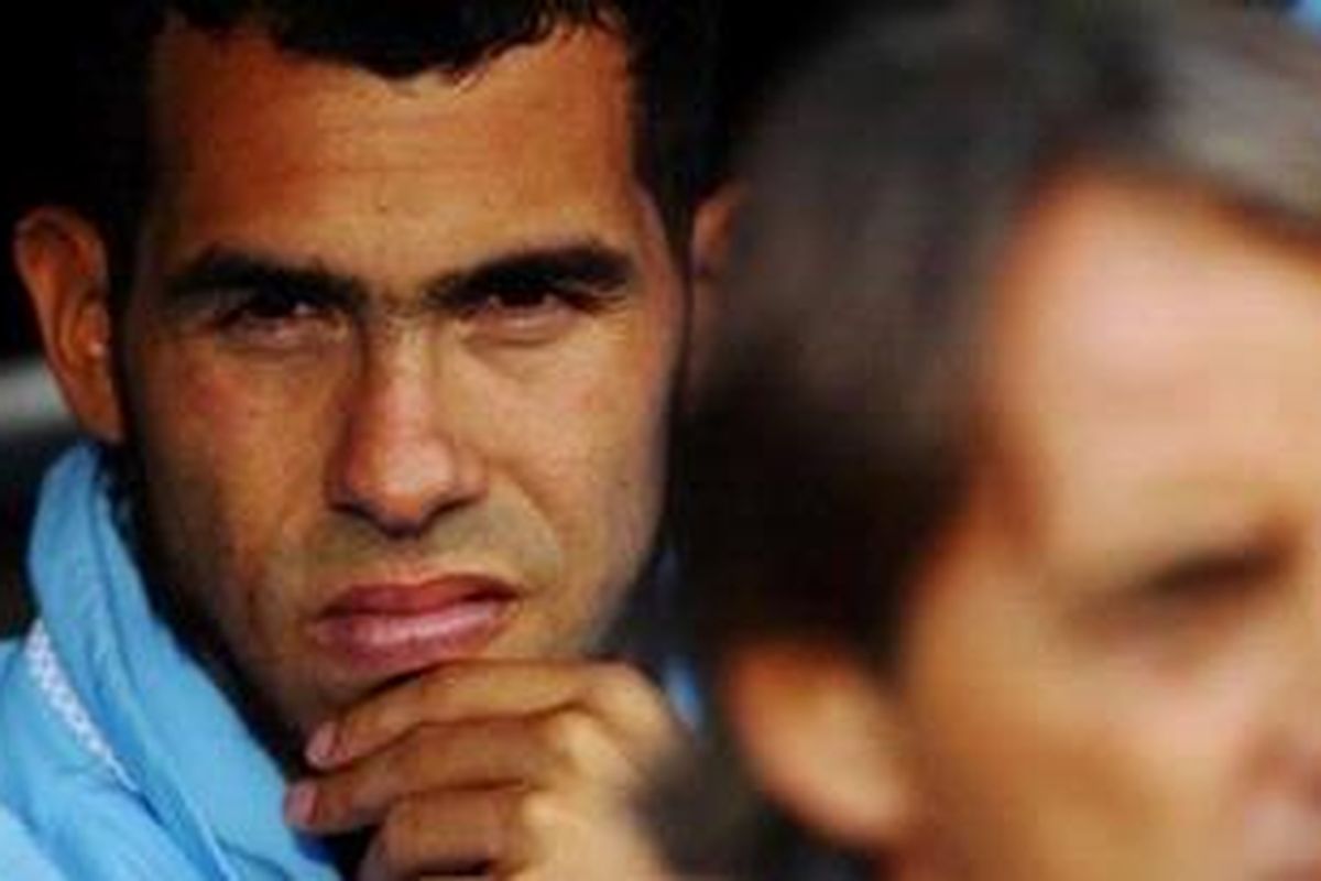 Striker Manchester City, Carlos Tevez, menolak instruksi pelatihnya, Roberto Mancini (kanan), untuk tampil di laga Liga Champions lawan Bayern Muenchen, Selasa atau Rabu (28/9/2011) dini hari WIB.