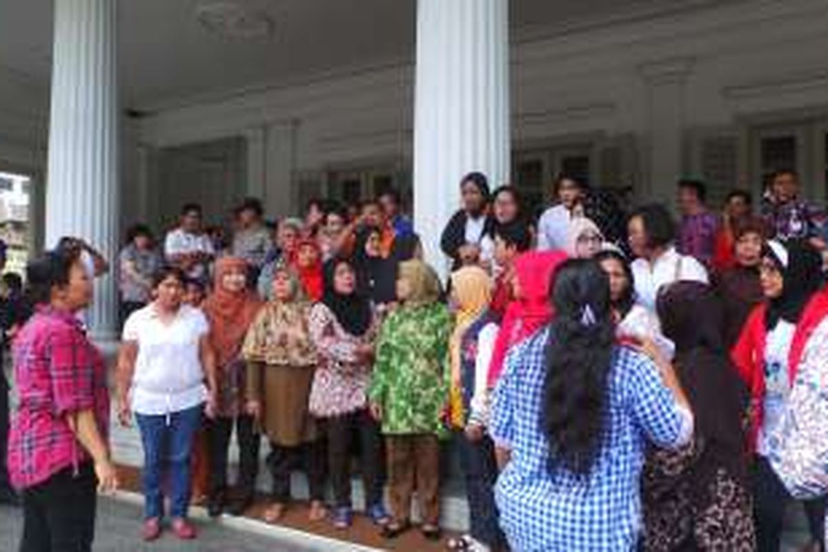Puluhan warga terlihat memadati pendopo Balai Kota untuk berfoto dan mengadu kepada Gubernur DKI Jakarta Basuki Tjahaja Purnama, Rabu (26/10/2016).
