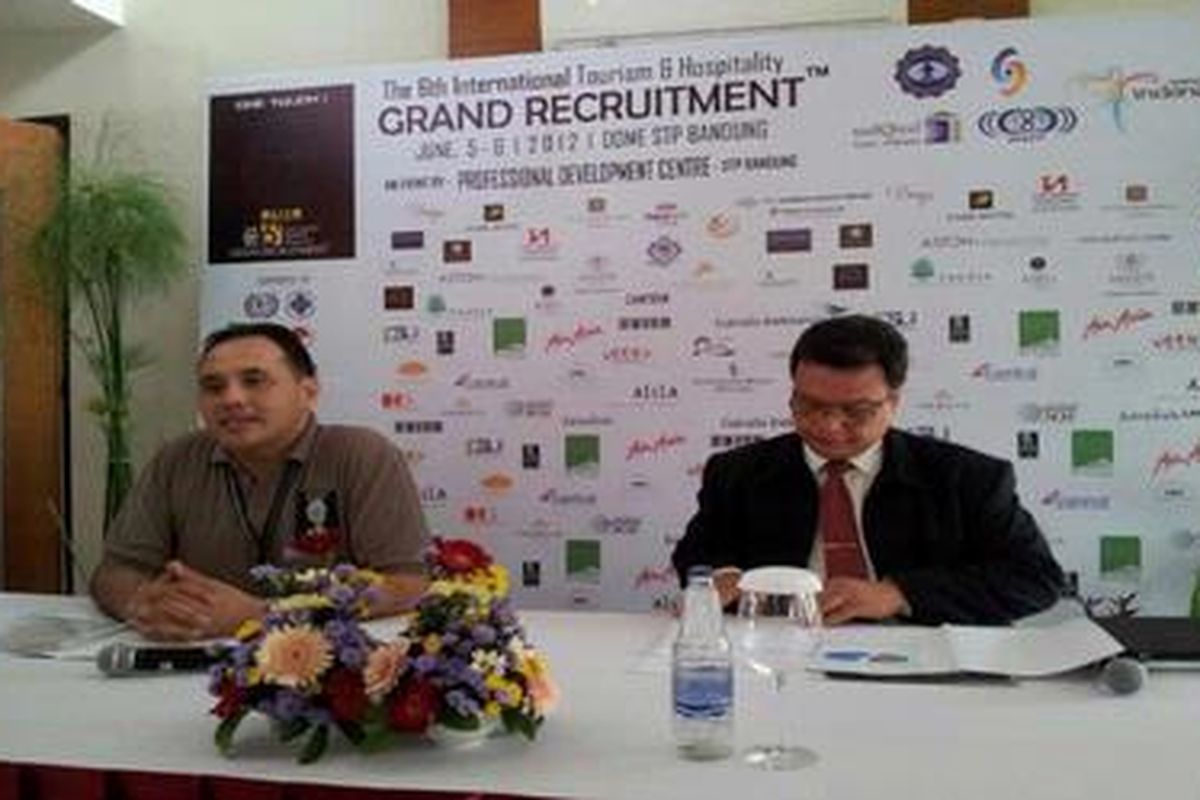 Zulkifli Harahap (kiri) dan Noviandi Makalam (kanan) dalam jumpa pers Grand Recruitment di Sekolah Tinggi Pariwisata Bandung, Senin (4/6).