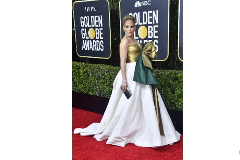 Hadir di Golden Globe Awards 2020, J.Lo Tampil Glamor Mirip Kado Natal