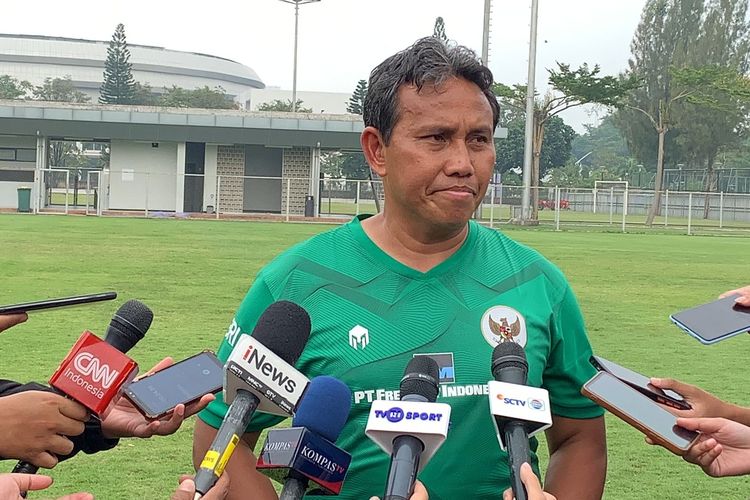 Pelatih timnas U17 Indonesia, Bima Sakti, saat berbicara kepada awak media, termasuk Kompas.com di Lapangan A Gelora Bung Karno (GBK) pada Kamis (27/7/2023) pagi WIB. Dalam kesempatan itu, Bima Sakti, pemain diaspora, Gabriel Han Willhoft-King, batal bergabung jelang Piala Dunia U17 2023.