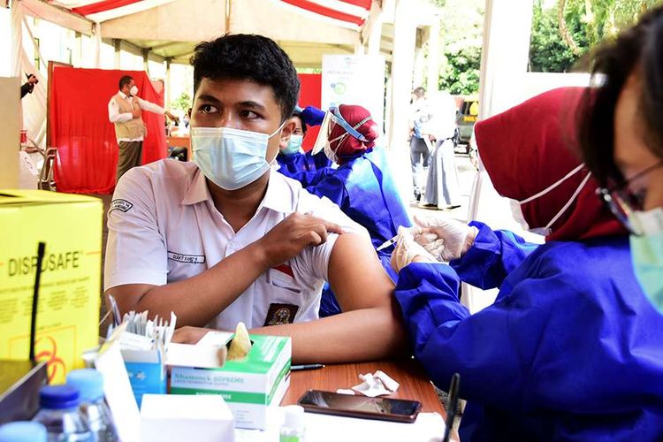 Suasana vaksinasi Covid-19 bagi pelajar yang digelar di SMAN 5 Bandung, Jalan Belitung, Kota Bandung, Jawa Barat, Rabu (14/7/2021). Pemerintah Provinsi Jawa Barat resmi memulai vaksinasi Covid-19 terhadap para pelajar di Jawa Barat, dengan menargetkan 1.000 sampai 2.000 siswa yang divaksin per harinya.