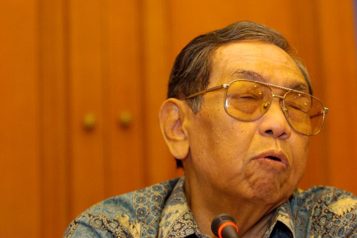 Mantan Presiden Abdurrahman Wahid (Gus Dur) yang juga Ketua Umum Dewan Syuro DPP Partai Kebangkitan Bangsa menjawab pertanyaan di Kantor PBNU, Jakarta, Jumat (29/7/2005). Gus Dur bersama sejumlah tokoh lintas agama membentuk Aliansi Masyarakat Madani untuk Kebebasan Beragama dan Berkeyakinan, ia meminta Mahkamah Agung segera menggelar sidang mengenai Ahmadiyah. 