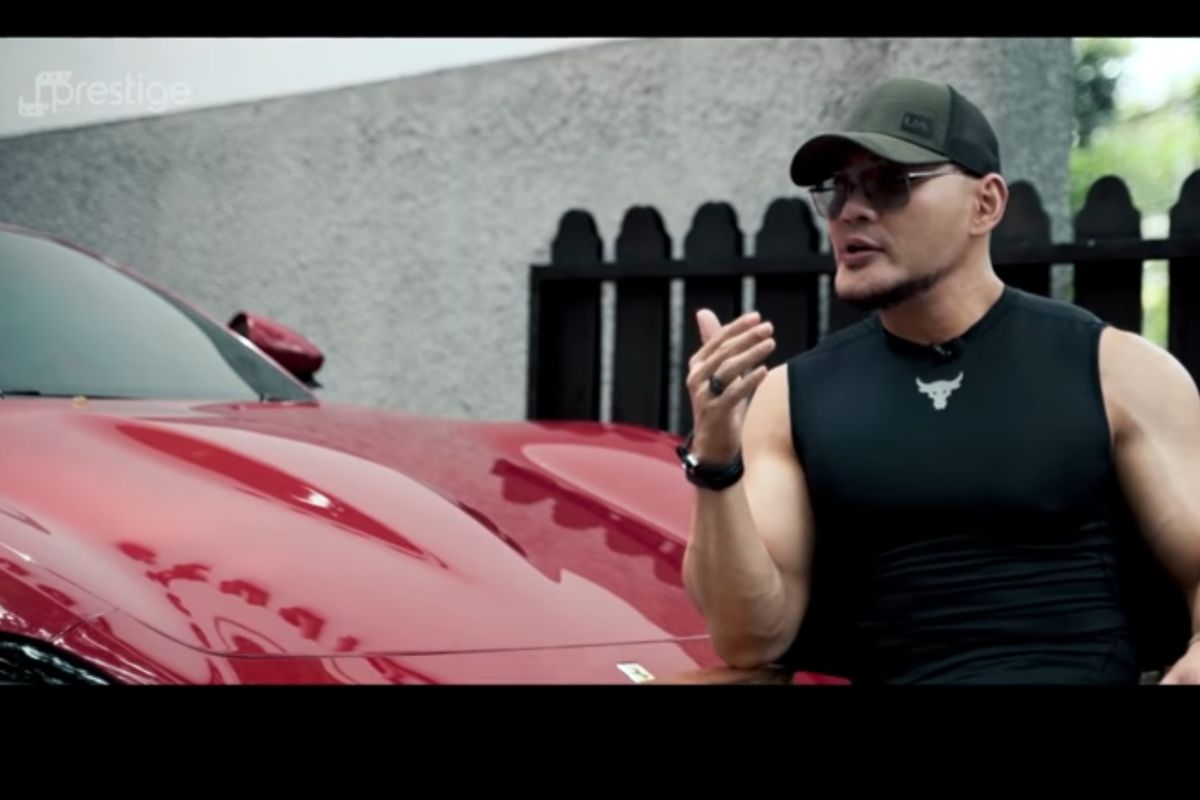 Deddy Corbuzier saat membicarakan mobil Ferrari Roma miliknya.