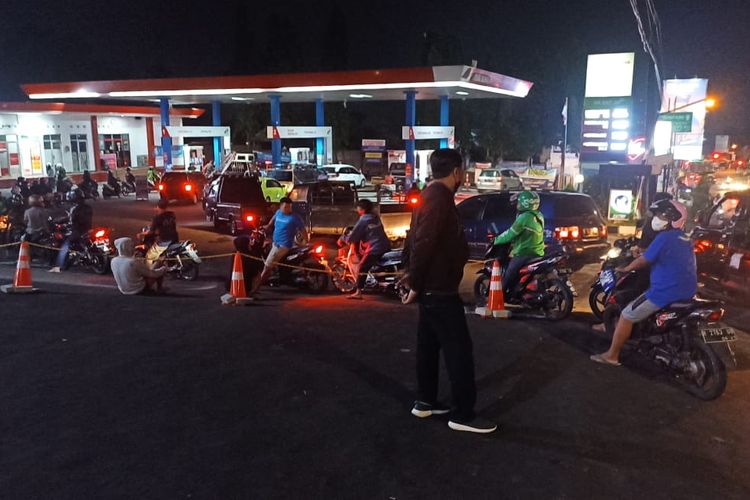 Antrean pembelian bahan bakar terjadi di SPBU Pasar Sapi Salatiga