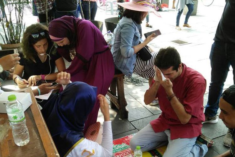 Peserta Jelajah Bahasa dan Budaya di Kawasan Kota Tua, Minggu (30/4/2017), diikuti oleh mahasiswa asing yang berasal dari berbagai universitas di Jakarta. 