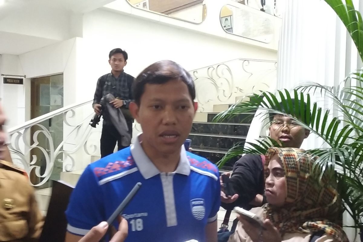 Gelandang Persib Bandung, Adam Alis seusai menerima bonus dari Gubernur Jabar, Dedi Mulyadi di Gedung DPRD Jabar, Jalan Diponegoro, Kota Bandung, Senin (26/5/2025).