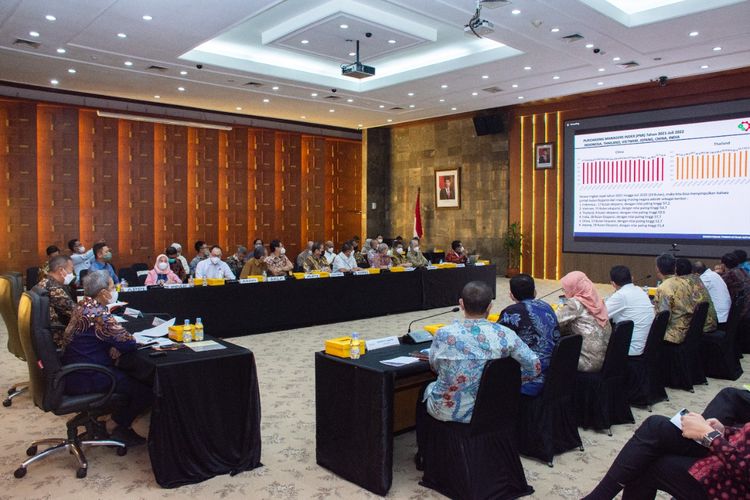 Menteri Perindustrian Agus Gumiwang Kartasasmita mengumpulkan para asosiasi industri di Kantor Kemenperin, Jakarta, Kamis (4/8/2022).