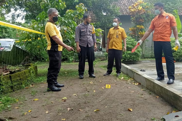 Petugas melakukan olah TKP pembunuhan yang dilakukan oleh R di Desa Pojok, Kecamatan Wates, Kabupaten Kediri, Jawa Timur, Senin (7/3/2022).