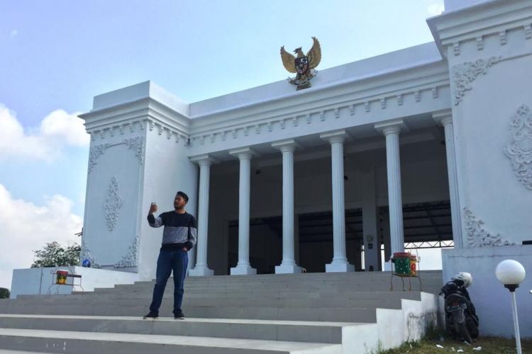 Pengunjung Sedang Berswafoto di Depan Kantor Desa Kemuningsari Kidul, Kecamatan Jenggawah, Kabupaten Jember, Jawa Timur, Yang Mirip Dengan Istana Negara.