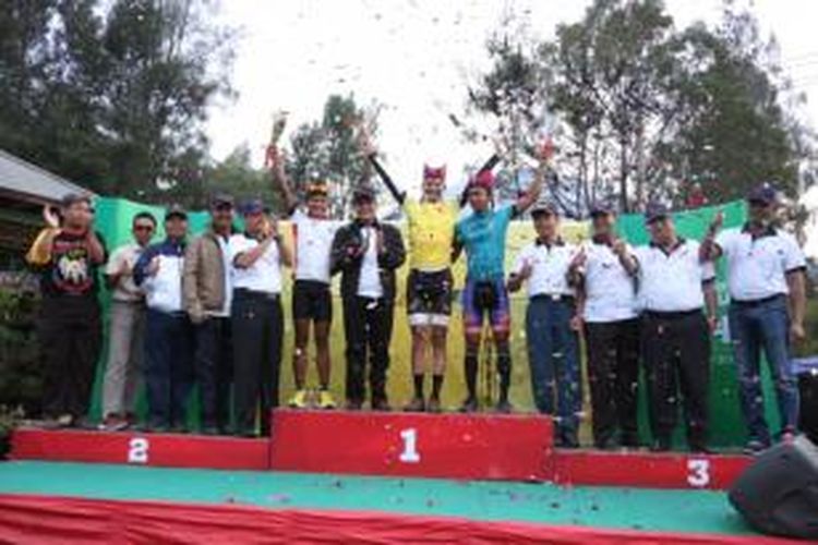Pebalap Perancis dari tim Singha Infinite Cycling Team Thailand, Peter Pouly (tengah), merayakan kemenangannya pada etape ketiga International Tour de Banyuwangi Ijen (ITdBI) 2014, Sabtu (18/10/2014).