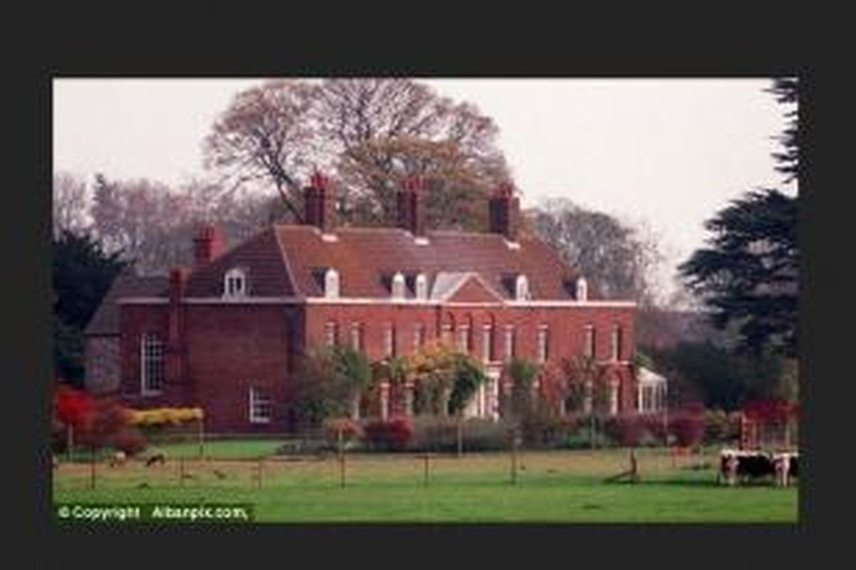 Rumah besar bernama Anmer Hall di Norfolk, Inggris, ini dulunya pernah menjadi tempat pertemuan rahasia Pangeran Charles dan Camilla. 