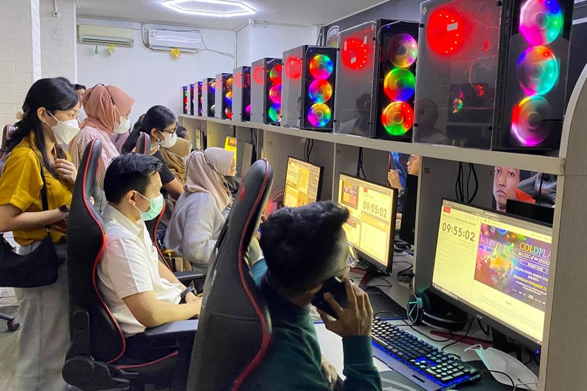 Suasana war tiket Coldplay Jakarta 2023 di warnet gaming di kawasan Jakarta Barat, Rabu (17/5/2023).