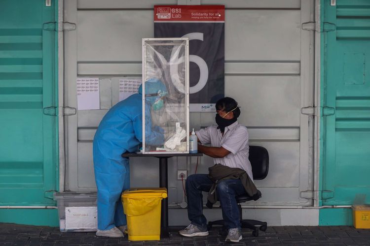 Tenaga kesehatan menggunakan alat pelindung diri (APD) mengambil sampel darah dengan metode swab test di GSI Lab (Genomik Solidaritas Indonesia Laboratorium), Cilandak, Jakarta Selatan, Rabu (30/9/2020). Untuk memutus rantai penularan Covid-19, Genomik Solidaritas Indonesia (GSI Lab) membuka laboratorium tes PCR berstandar Biosafety Level (BSL) 2+.