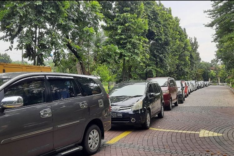 Suku Dinas (Sudin) Lingkungan Hidup (LH) Jakarta Timur menyelenggarakan uji emisi gratis di Kantor Wali Kota Jakarta Timur, Pulogebang, Cakung, Rabu (10/11/2021).
