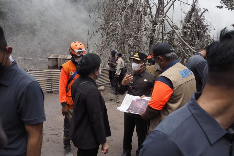 Presiden DPR RI Buan Maharani pada Senin (20/12/2021) mengunjungi lokasi letusan Gunung Semeru 