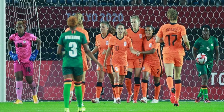 Penyerang timnas putri Belanda Vivianne Miedema (9) merayakan gol bersama rekan-rekannya pada laga pertama fase grup sepak bola putri Olimpiade Tokyo 2020 di Stadion Miyagi, Jepang, Rabu (21/7/2021) malam WIB.