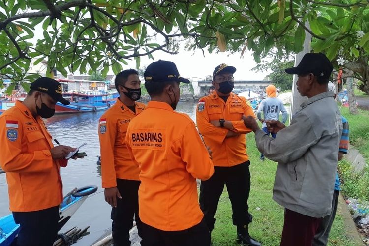 Basarnas melakukan pencarian nelayan asal Pangandaran yang hilang di laut Cilacap, Rabu (6/10/2021).
