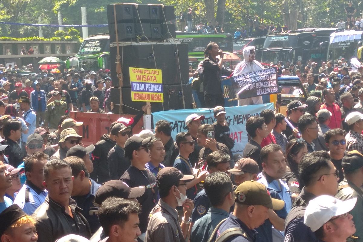 Sejumlah pelaku pariwisata seperti sopir bus pariwisata hingga pengusaha UMKM di Jawa Barat menggelar aksi demonstrasi di Gedung Sate, Jalan Diponegoro, Kota Bandung, Senin (21/7/2025). Mereka mendesak Gubernur Jawa Barat, Dedi Mulyadi, mencabut larangan study tour.(Kompas.com/Faqih Rohman Syafei)