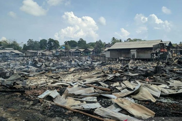 Ratusan rumah ludes terbakar di Desa Sungai Bali di Kecamatan Pulau Sebuku, Kotabaru, Kalimantan Selatan, Minggu (24/11/2019).