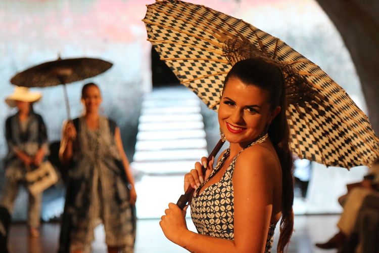 Salah satu dari 20an model Portugis melenggak-lenggok cantik di atas catwalk dalam balutan busana batik. Pemandangan itu terlihat dalam acara Peragaan Busana Batik pada Festival Indonesia 2019 di Lisbon, Portugal, Minggu (15/9/2019).