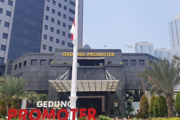 Bendera setengah tiang berkibar di depan Gedung Promoter di Polda Metro Jaya, Kamis (12/9/2019)