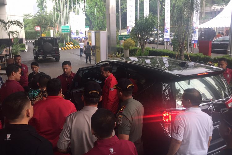 Jokowi Berkunjung ke IMOS 2018 menggunakan Toyota Kijang Innova