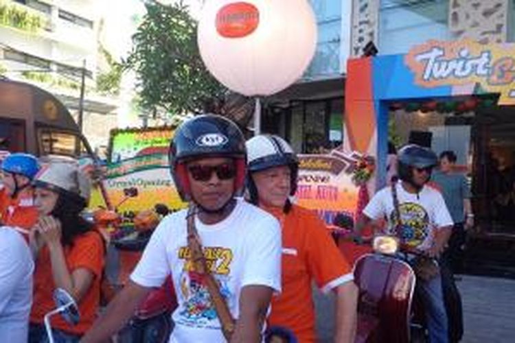 President Director Tauzia Hotel Management, Marc Steinmeyer (dibonceng), di depan Hotel Harris Raya Kuta, Bali, Sabtu (8/3/2014). Acara keliling Kuta menggunakan motor vespa ini sekaligus menandakan peresmian Hotel Harris Raya Kuta.