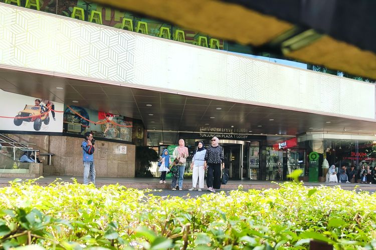 Imbas dari aksi solidaritas yang berakhir ricul sehari sebelumnya, tampak sejumlah masyarakat di depan Tunjungan Plaza Surabaya, salah satu Mall yang berada di pusat kota tutup, Seabtu (30/8/2025) siang.