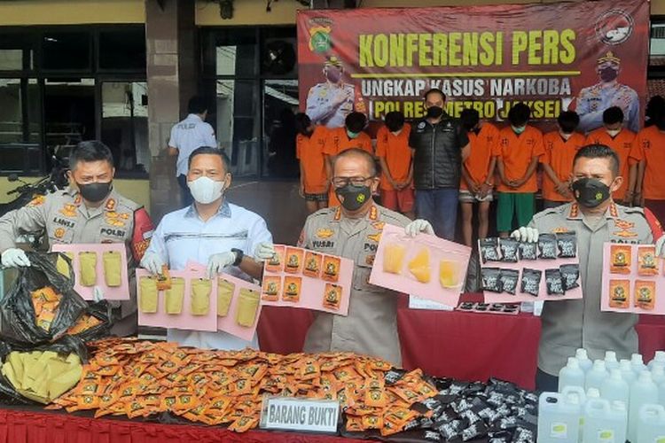 Polisi perlihatkan barang bukti tembakau sintetis yang dikemas dalam bungkus makanan ringan. Barang bukti itu merupakan hasil penggerebekan pabrik rumahan pembuatan tembakau sintetis di Bogor dan Bandung, Jawa Barat.