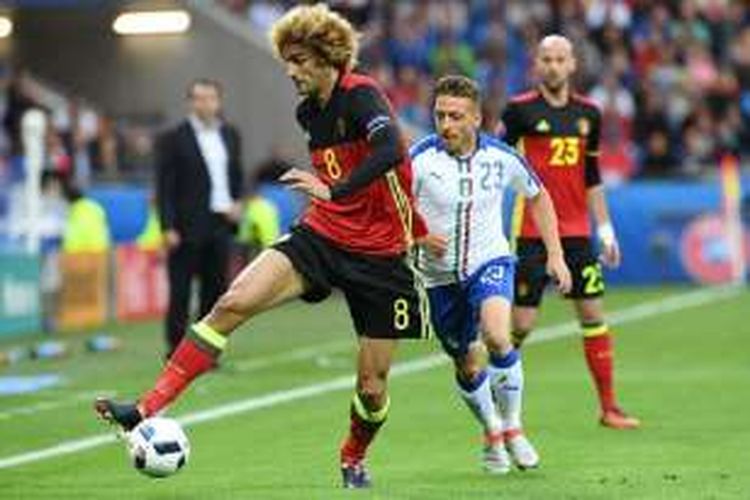 Marouane Fellaini dibayang-bayangi Emanuele Giaccherini pada laga Piala Eropa 2016 antara Belgia dan Italia di Lyon, Senin (13/6/2016). 