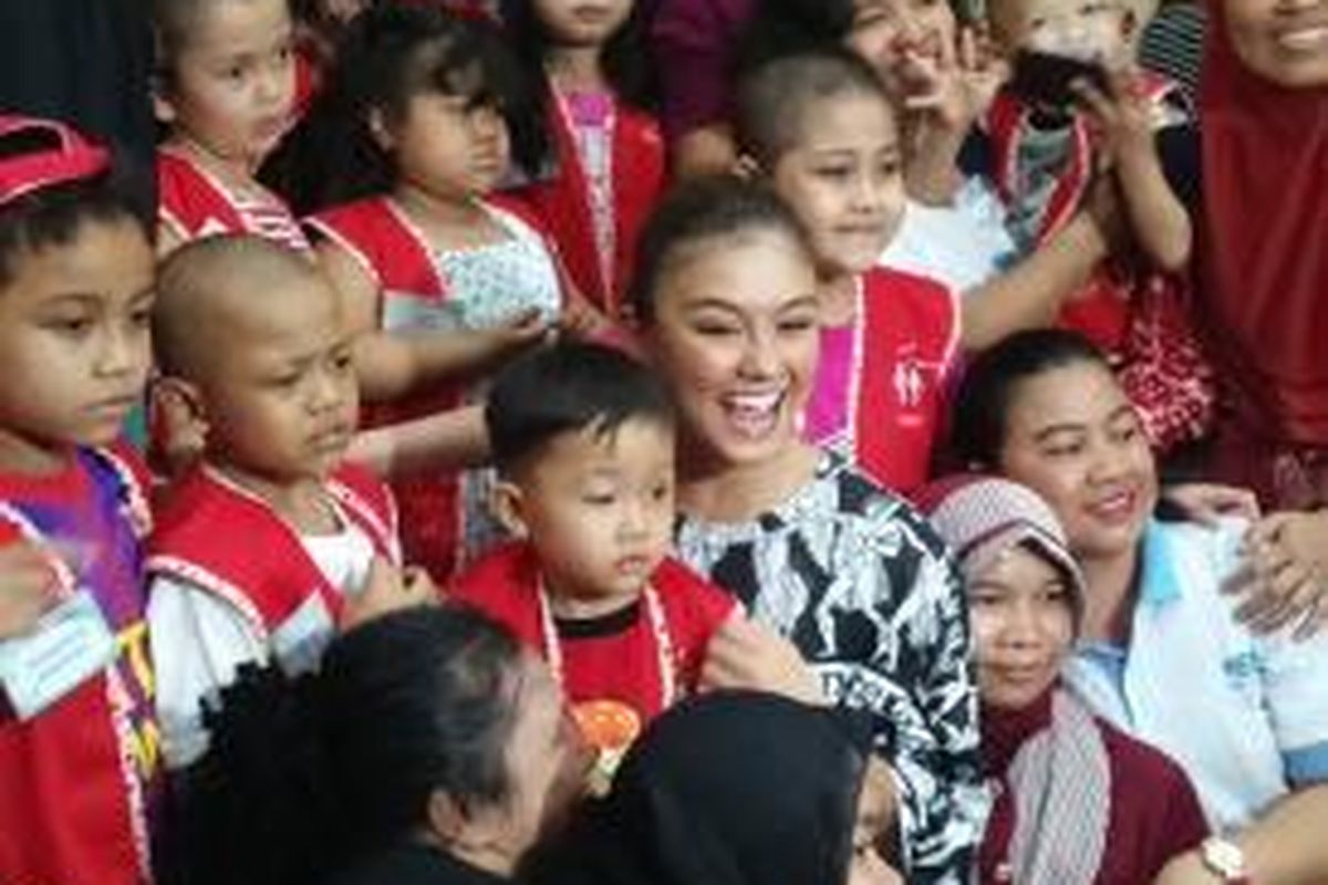 Agnez Mo dalam kunjungannya ke Yayasan Rumah kita, Salemba, Jakarta Pusat, Sabtu (19/9/2015).