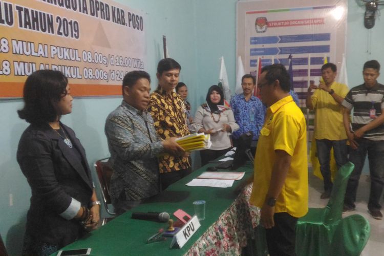 Suasana penerimaan berkas bacaleg Partai Berkarya di KPU Kabupaten Poso, Selasa (17/7/2018).