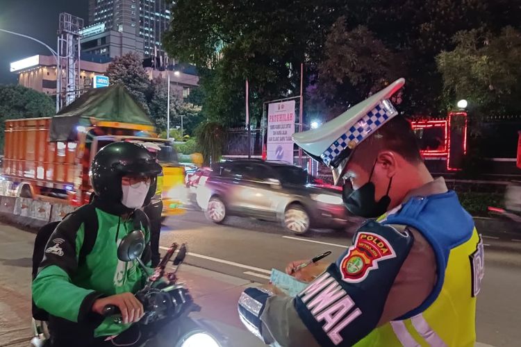 Jaelani, ojek online yang ditilang manual oleh polisi karena terobos jalur Transjakarta di Jalan Gatot Subroto, Selasa (16/5/2023).
