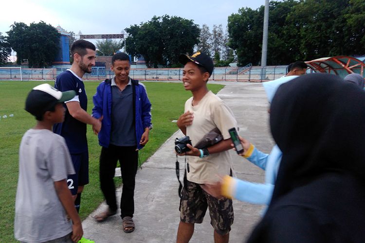 Fathullo Fathulloev (dua dari kanan) tak segan berjabat tangan dan melayani sesi foto bersama fans Persela Lamongan.