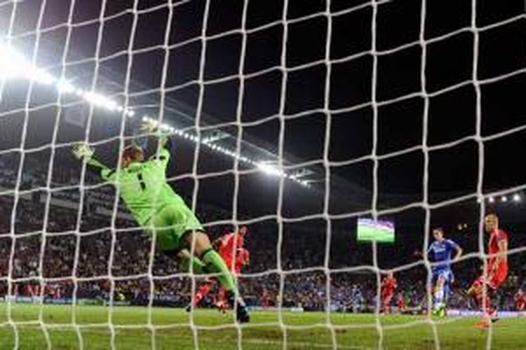 Penjaga gawang Bayern Muenchen, Manuel Neuer, berusaha menghalau bola tendangan striker Chelsea Fernando Torres (2 dari kanan) dalam pertandingan Piala Super Eropa, Jumat (30/8/2013). Torres mencetak gol pertama Chelsea, meskipun mereka akhirnya kalah melalui adu penalti setelah skor selama waktu normal plus perpanjangan waktu 2-2.