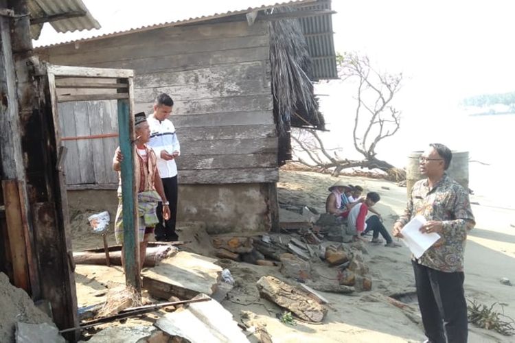 Sebanyak 157 warga di Pesisir Selatan, Sumatera Barat menjadi korban abrasi pantai