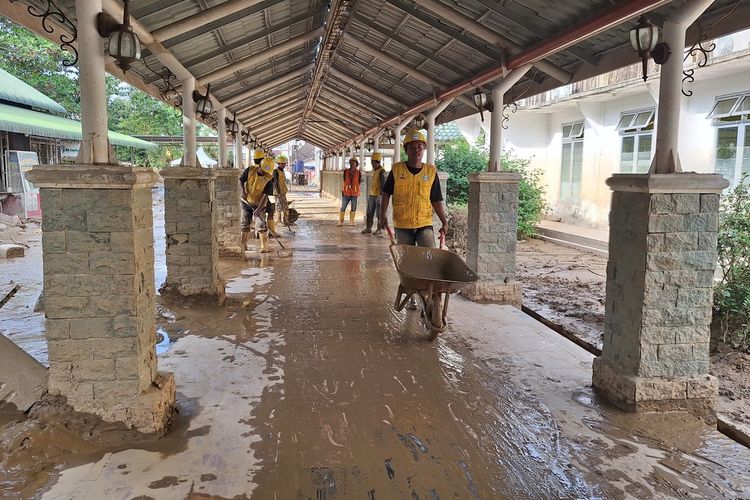 Pembersihan sisa lumpur bekas banjir di Sakit Umum Daerah (RSUD) Muda Sedia, Kabupaten Tamiang.