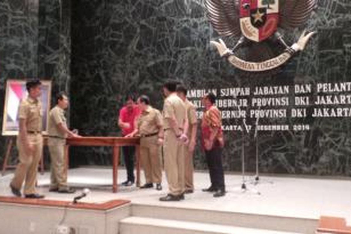 Calon wakil gubernur DKI Djarot Saiful Hidayat (pakai baju merah) mengecek kesiapan pelantikan, di Balaikota, Selasa (16/12/2014).