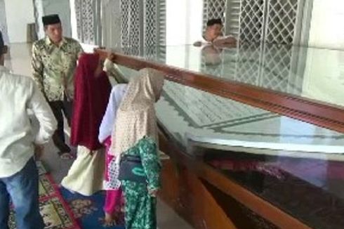 Al Quran Raksasa di Masjid Tertua Polewali Mandar Sedot Perhatian Pengunjung