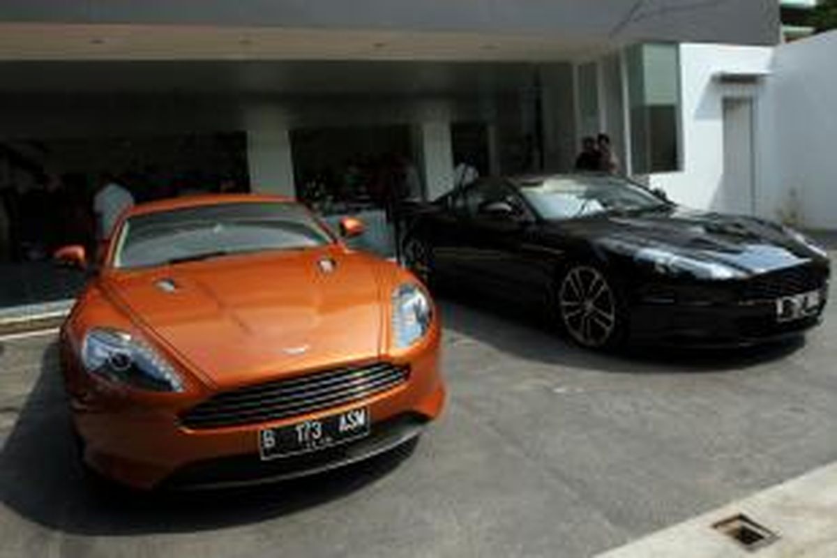 Mobil Aston Martin dipamerkan saat pembukaan showroom di Menteng, Jakarta Pusat, Selasa (5/5/2015). Aston Martin membuka showroom di Jakarta sekaligus yang pertama di Indonesia, berlokasi di Jalan HOS Cokroaminoto 70, Menteng, Jakarta Pusat.