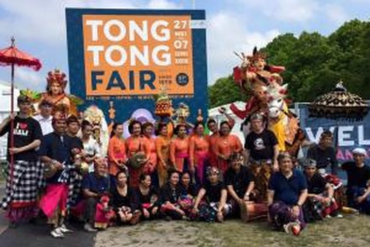Warga Bali yang tergabung dalam komunitas Banjar Suka Duka Belanda menampilkan ogoh-ogoh pada Tong-Tong Fair di Den Haag, Belanda pada tanggal 27 Mei 2015. Tong-Tong Fair berlangsung selama 12 hari dari 27 Mei sampai 7 Juni 2015.