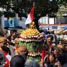 Percaya Bawa Berkah, Tukini Rela Rebutan Isi Gunungan Grebeg Besar Keraton Solo