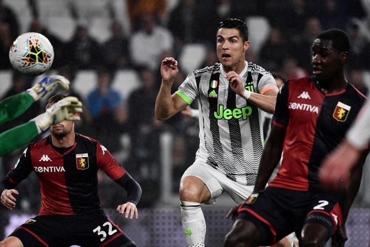 Ionut Radu gagalkan usaha Cristiano Ronaldo pada pertandingan Juventus vs Genoa dalam lanjutan Serie A Liga Italia di Stadion Allianz, 30 Oktober 2019. 