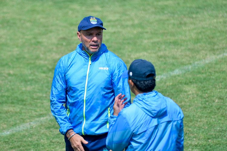 Pelatih penjaga gawang Persib Luizinho Passos tengah berbincang dengan pelatih fisik Persib Yaya Sunarya dalam latihan tim Maung Bandung di Stadion Persib, Sidolig, Bandung.