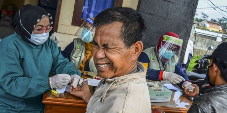 Sejumlah pedagang mengikuti uji rapid test di pasar hewan Manonjaya, Kabupaten Tasikmalaya, Jawa Barat, Rabu (15/07).